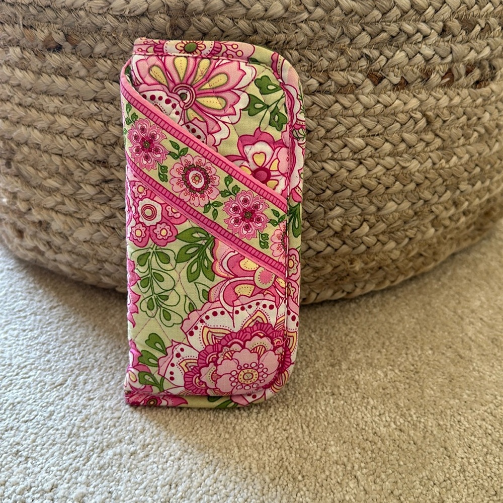 Vera Bradley eye glass case. Great condition. Smoke free home.
